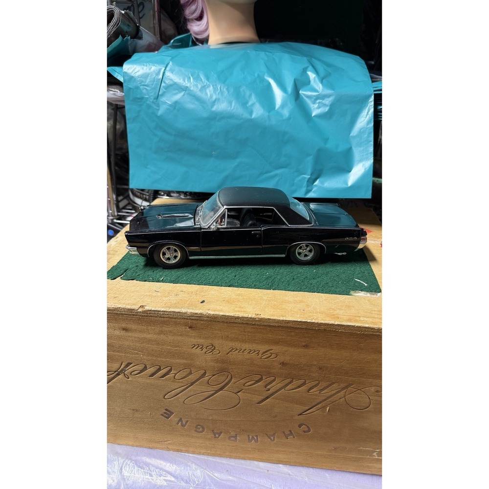 Maisto 1965 Pontiac GTO 1:18 Diecast Car Black Opening Parts